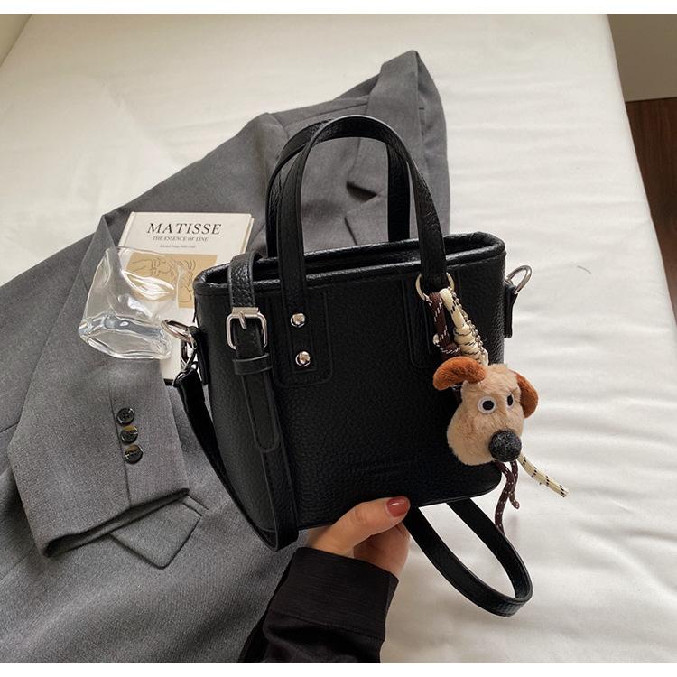 

Niche design sense hand bag women s 2025 new trendy versatile shoulder messenger bag fashionable portable bucket bag чёрный