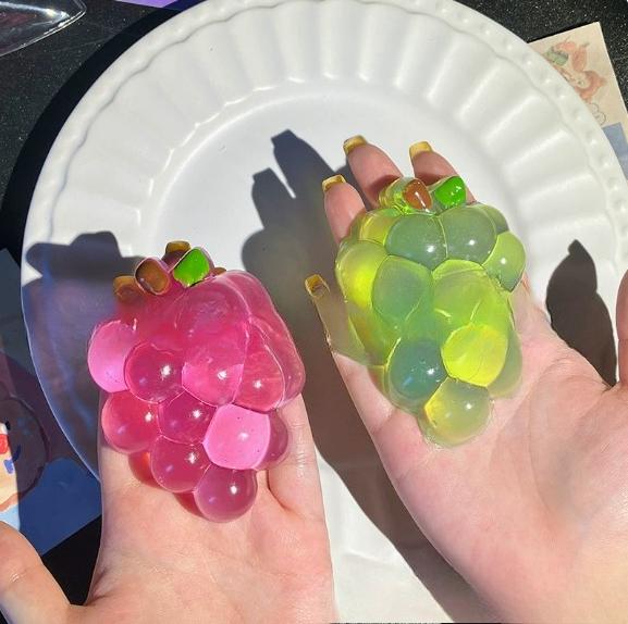 Squishy Fruit Grapes Fidget Toy Squeeze Stress Relief Hand Toy Anti-Anxiety Fruit Stretchy Slow Rising Toy Creative Sensory Toy
