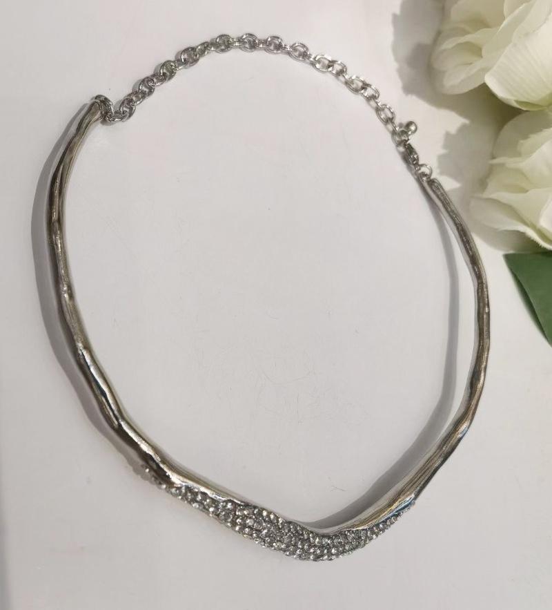 

Необычные цирконовые ожерелья Женская мода Индивидуальность Легкая роскошь Высококлассное ощущение Чокер с подвеской Очаровательные украшения серебряный
