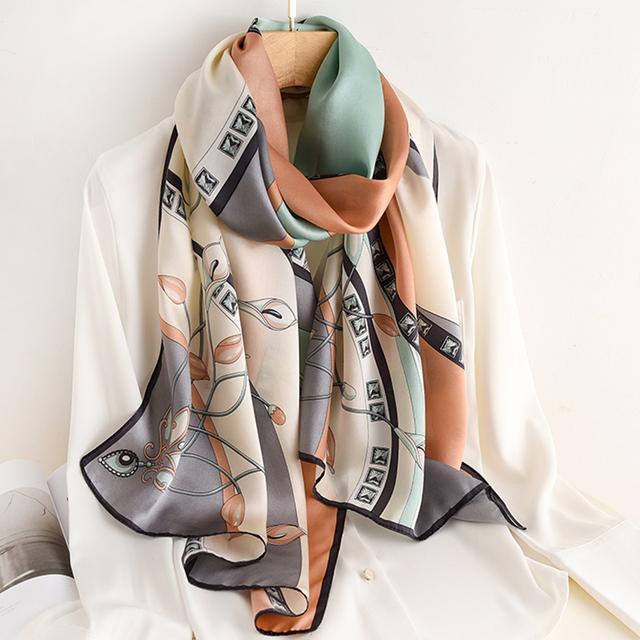 Luxury Brand Autumn and Winter Women New Style Fashion Color Matching Print Silk Scarf Lady Popular Headcloth Beach Shawl