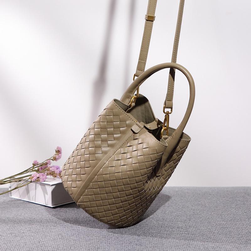 Geantă Găleată Portabilă Țesută Manual Casual Versatilă Geantă Mamă și Copil Simplă Nouă High-end Geantă de Umăr Tip Mesager