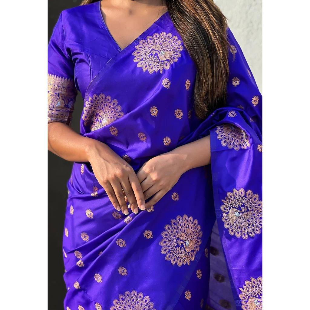 Krásné sárí je elegantně zdobeno nádhernou jednobarevnou žakárovou vazbou, která dodává outfitu dokonalý vzhled.