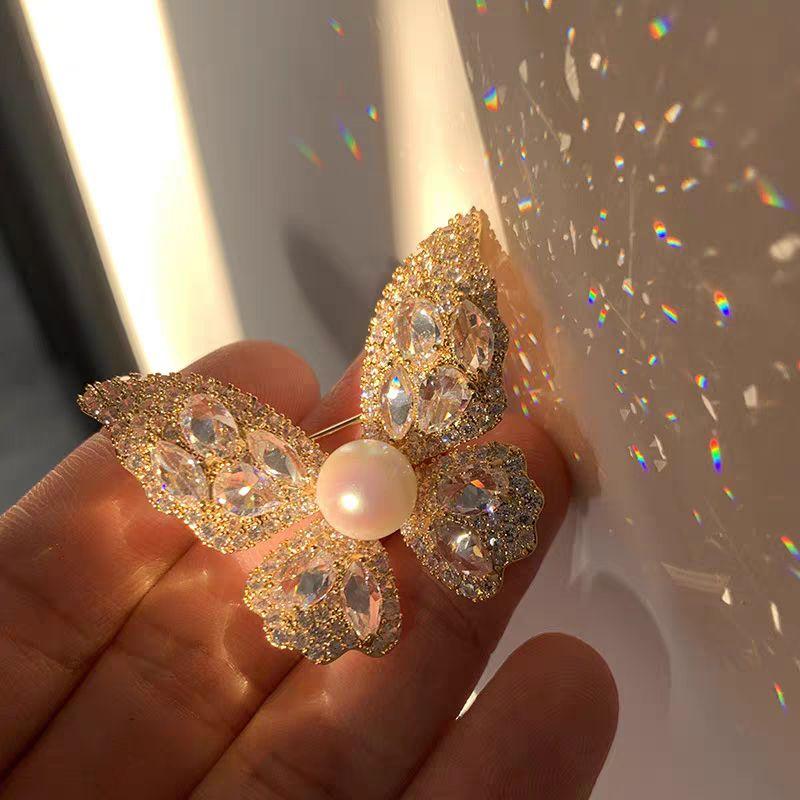 

Girdear Amass 2025 New Arrival Classy Exquisite Fashion Butterfly Brooch Female Retro Violin Guitar Pin Golden Beaded Butterfly