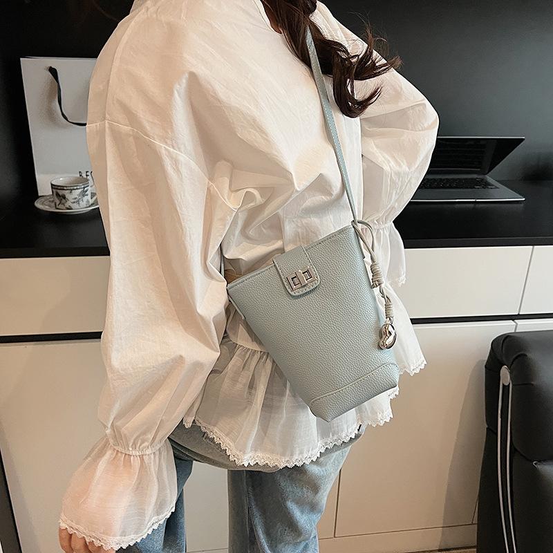 Bags, versatile bucket bags, new fashion, popular today, casual messenger bags, mobile phone bags are trendy