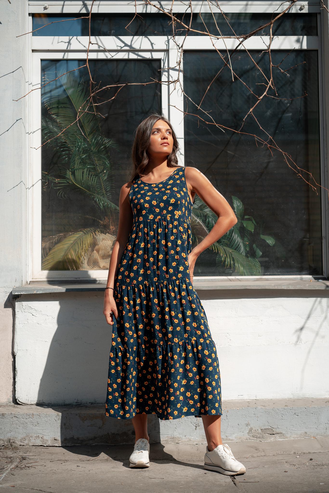 

Легкий літній сарафан у квітковий принт 40 каталіна синього кольору