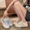 Koreanische Version von atmungsaktiven kleinen weißen Schuhen aus Spitze und Mesh für Damen, Sommer 2025 neu, vielseitige Board-Schuhe mit dicker Sohle, Damenschuhe mit weicher Sohle