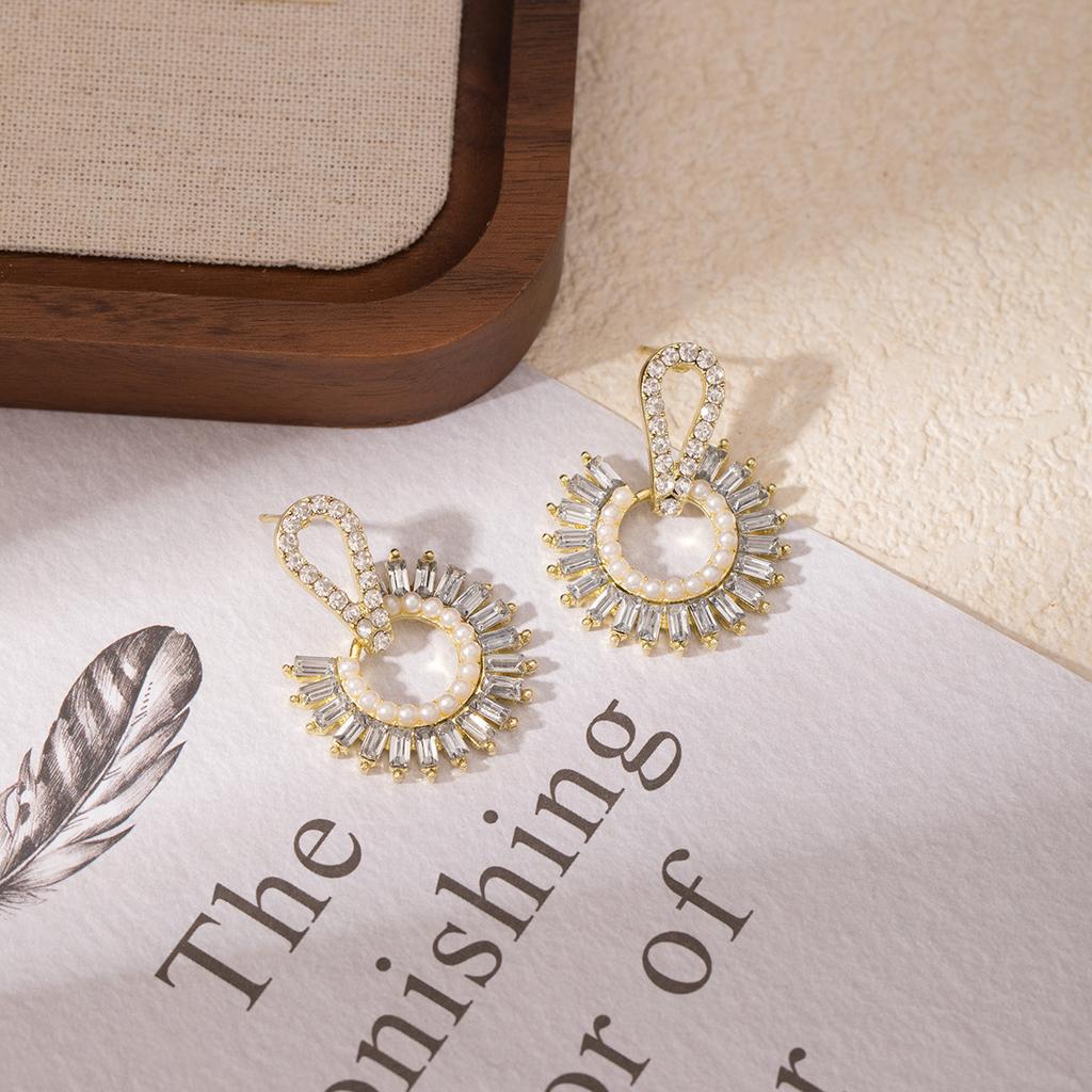 Vintage Circle Pearl Earrings for Women Unique Sunflower Design Retro Dangle Earrings