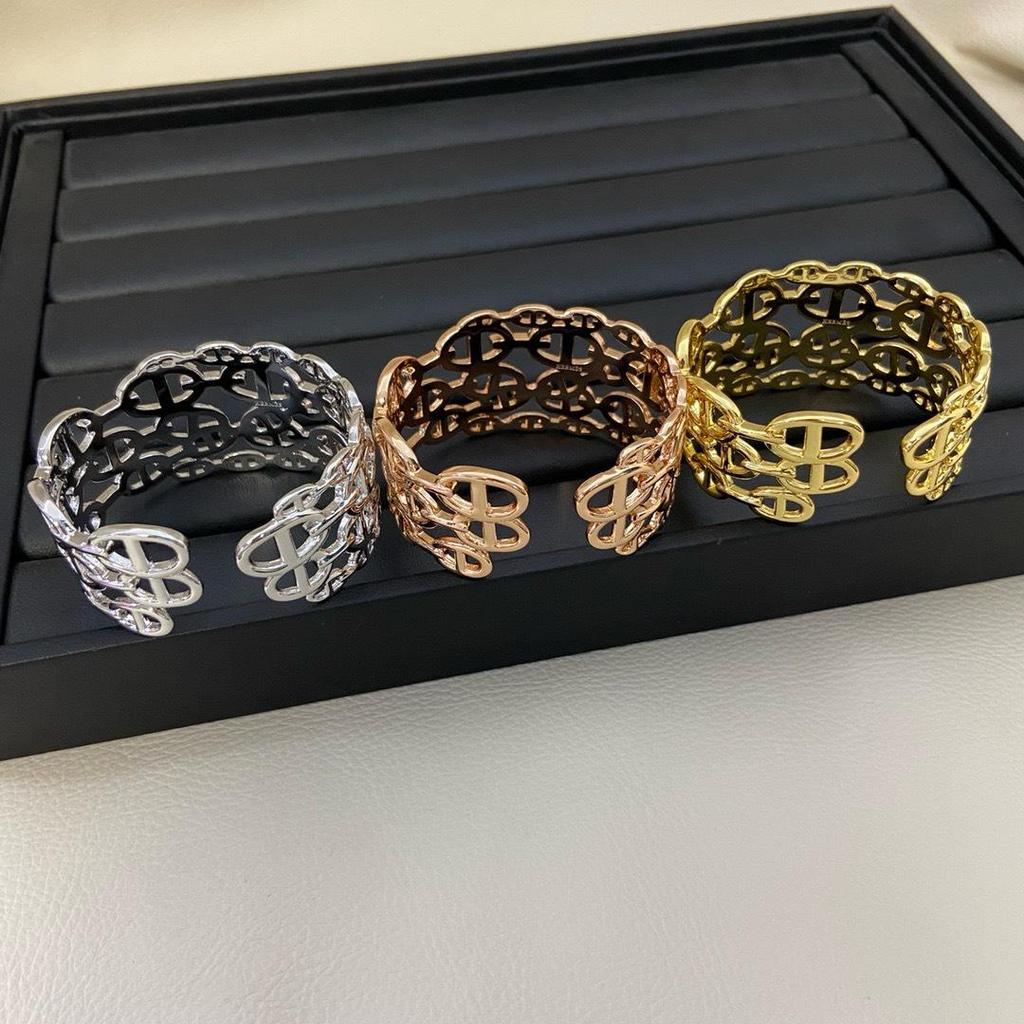 2025 Damenmode Breiter Offener Schichtarmreif: Europäischer & Amerikanischer Street Style mit Glattem Durchbruch-Ferkelnasen-Design