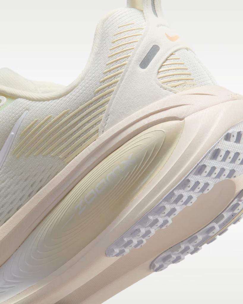 IO9915-100 Nike Vomero 18 Summit White Chalk Sea Glass (Women's)