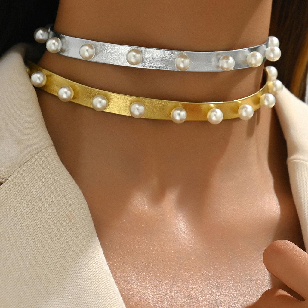 Fashion light luxury temperament simple and elegant inlaid pearl collar niche design clavicle chain necklace