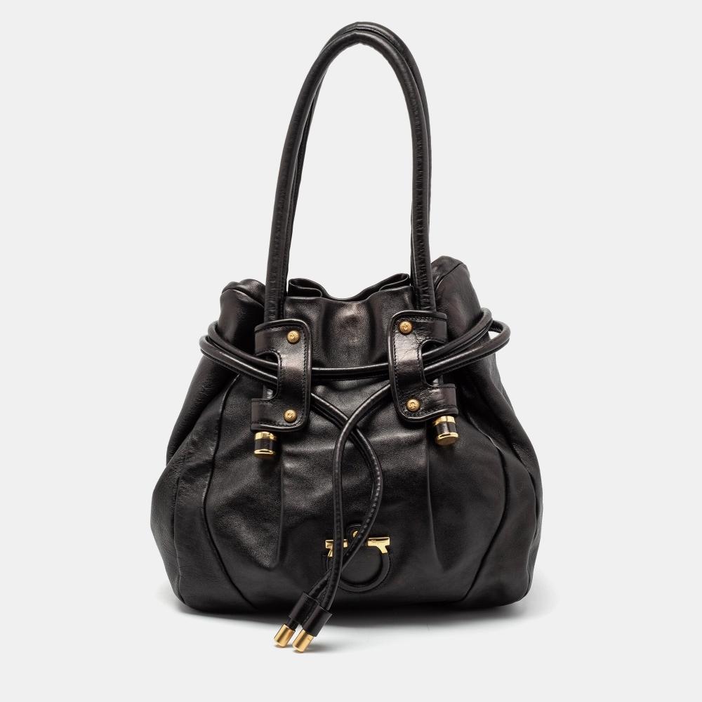 

Кожаный хобо на шнурке Salvatore Ferragamo черный