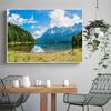 Stampe su tela da parete Poster Montagne Spring Lake Foresta Cielo blu Isola Albero Pittura Paesaggio Immagini da parete per soggiorno