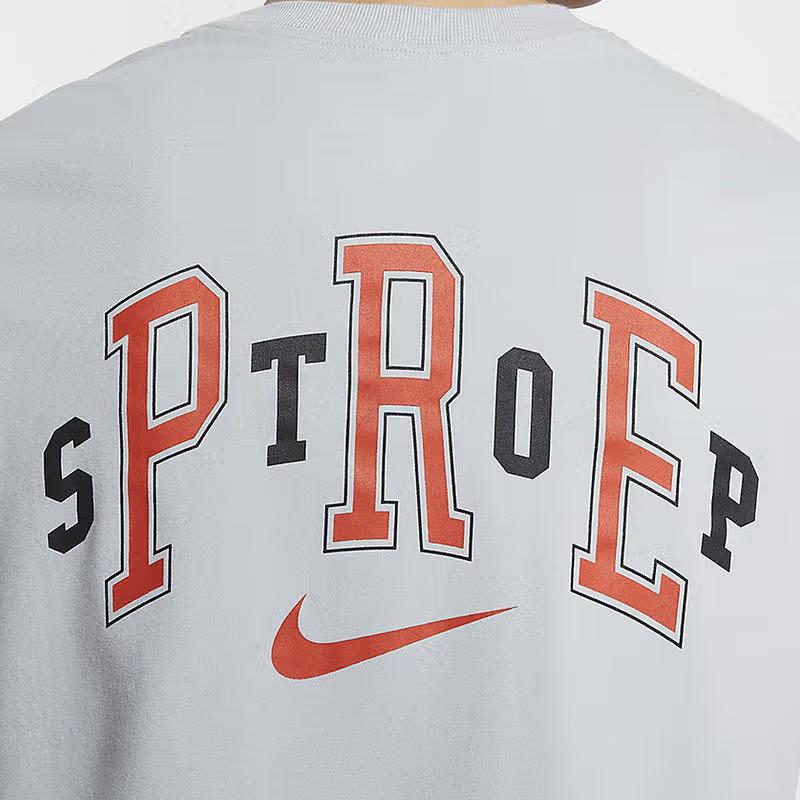 Nike Camiseta Pulôver Manga Curta com Gola Redonda Estampa de Letras com Logo Respirável Masculina Cinza Branco FV8393-077