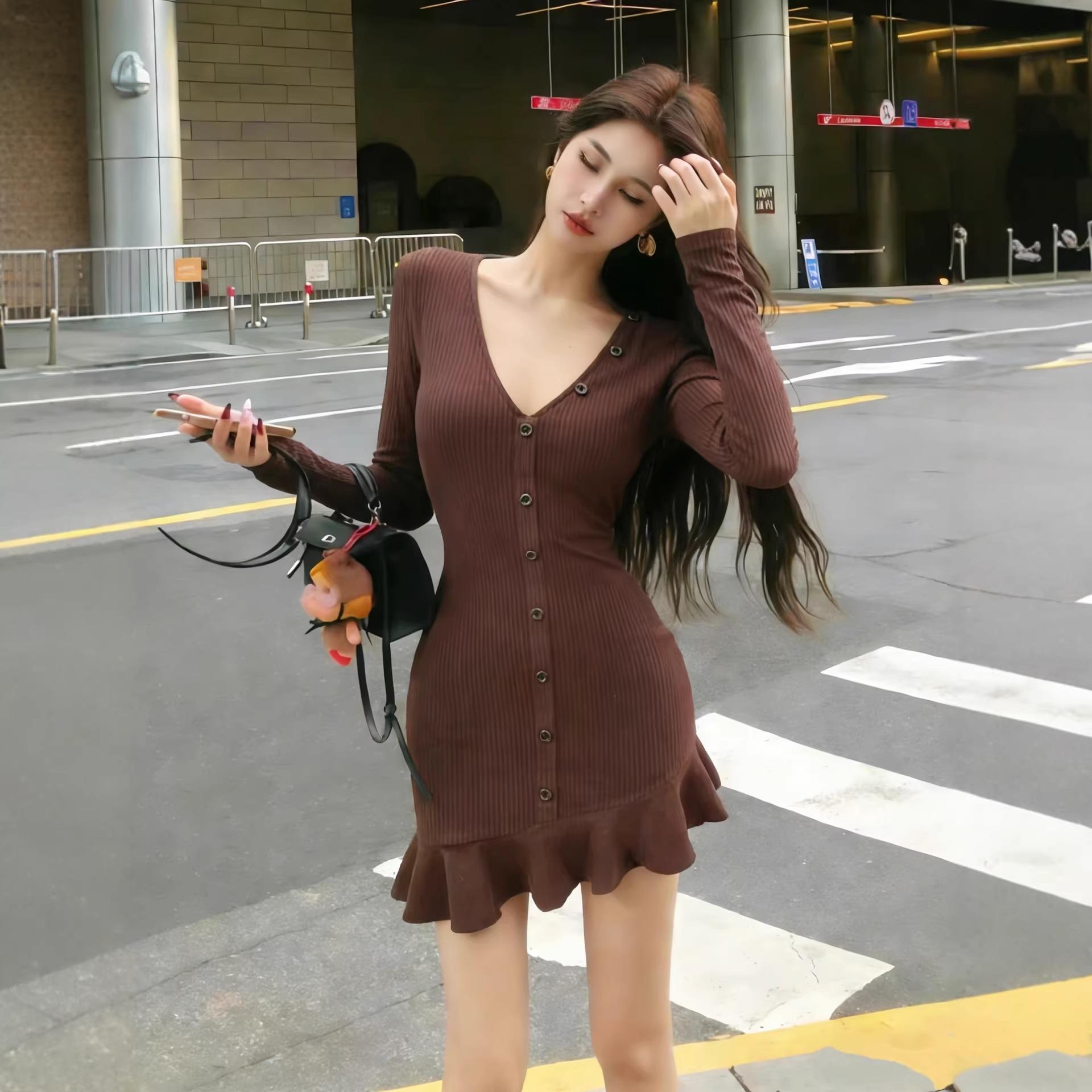 TZ7398 Elegant Brown V-neck Knit Dress with High-end Waist-cinching Asymmetrical Skirt M коричневый