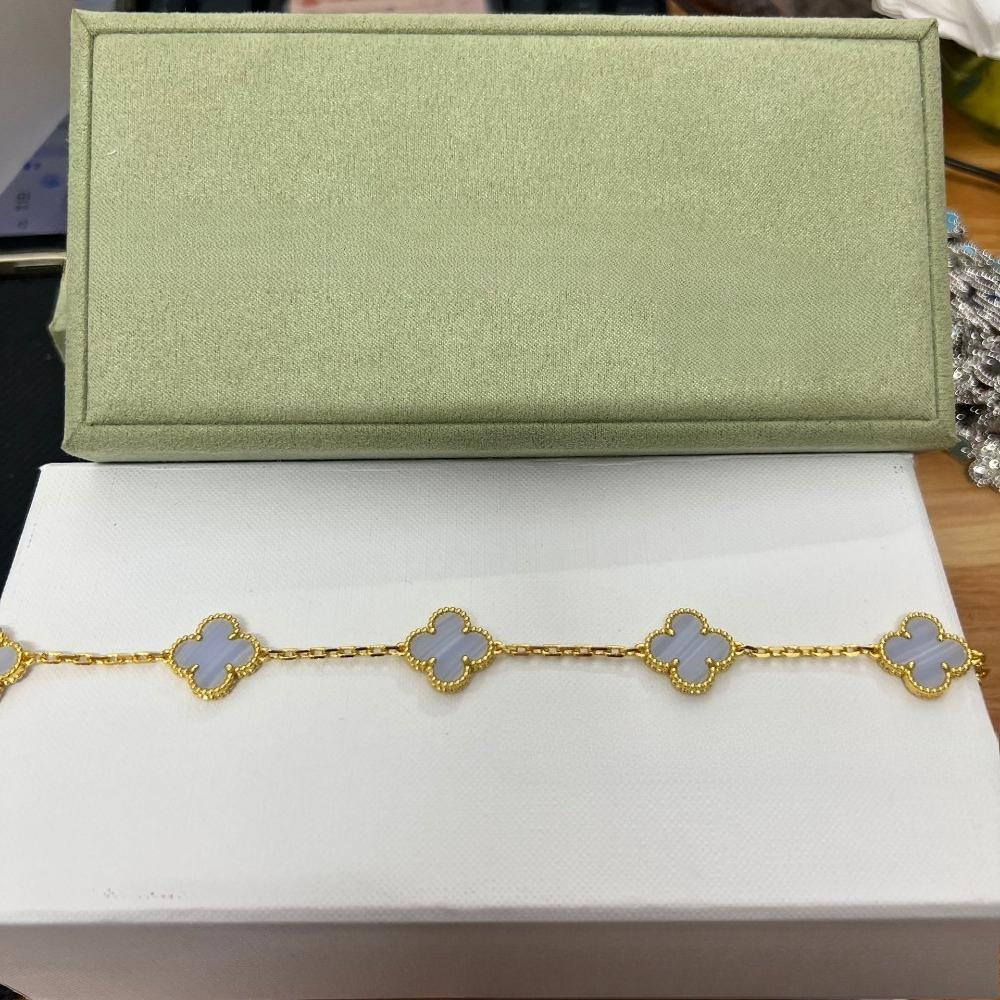 Vierblättriges Klee- und Fünfblüten-Armband mit rotem Achaten - Ein Geschenk für deine Freundin
