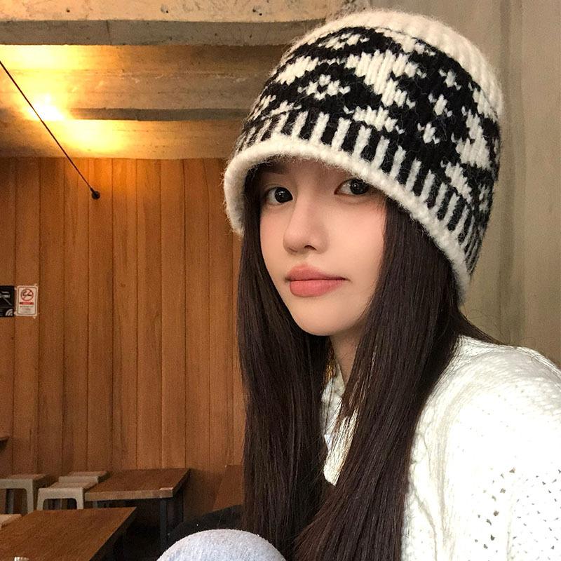 Retro Headband Cap for Women's Autumn and Winter A Niche Color Blocked Large Head Knitted Cap  Warm Fashionable and Whitening Woolen Cap