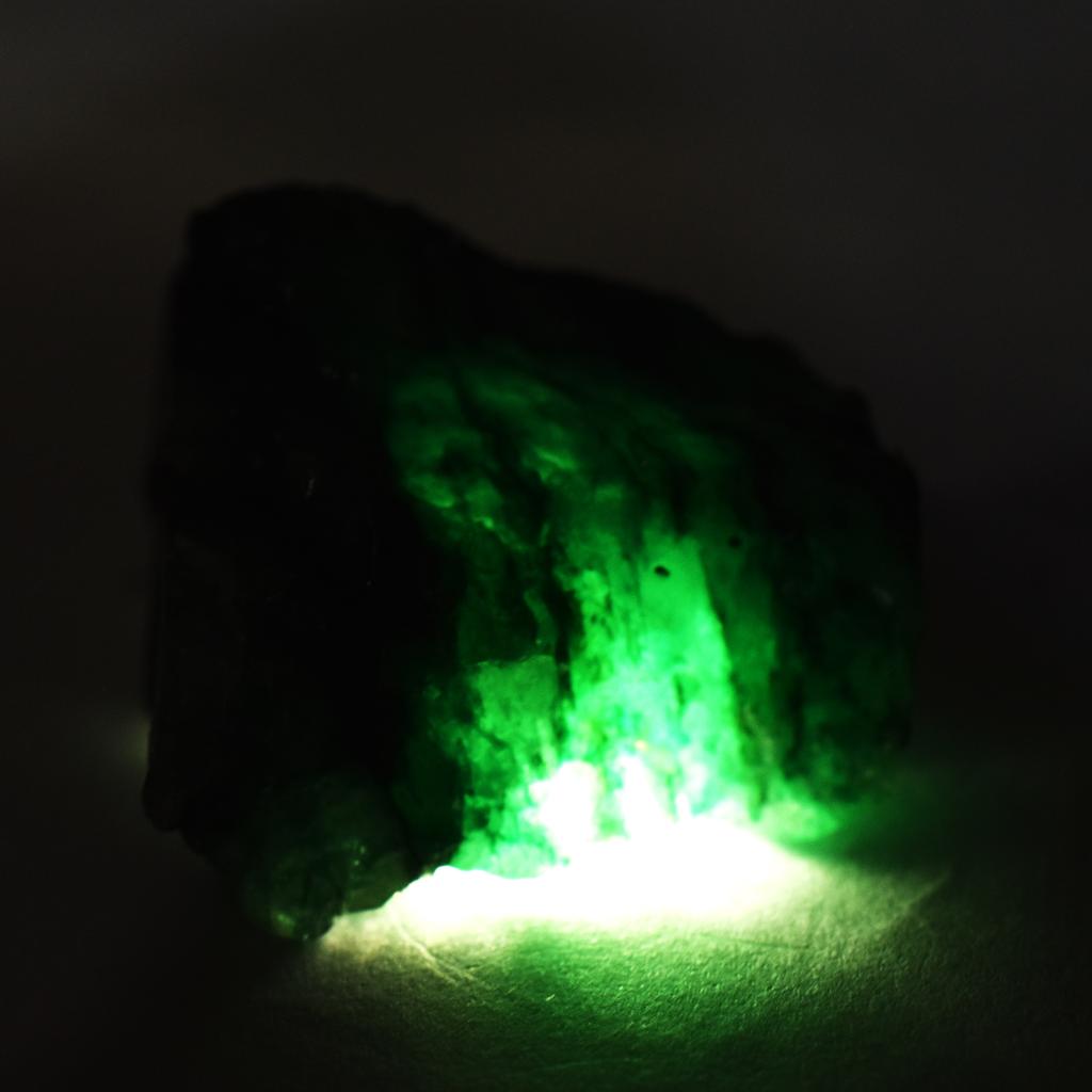 Gema Suelta de Esmeralda Verde Natural Cruda sin Cortar Certificada de 168 Quilates