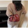 Niche design drawstring portable bucket bag women's new autumn and winter retro fashion commuter shoulder messenger bag