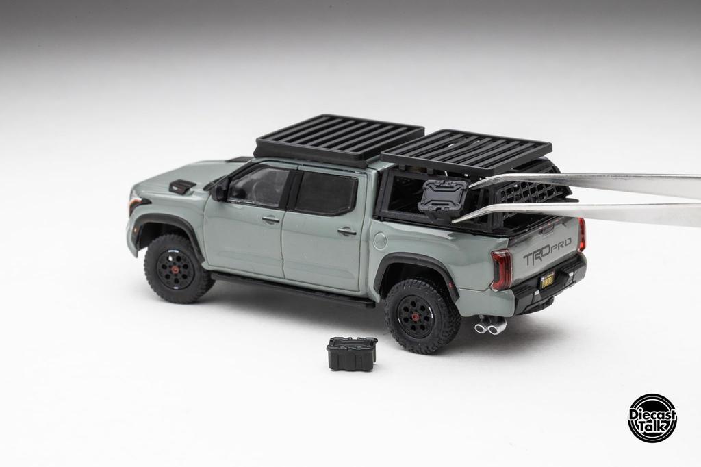 Skala GCD FREESTYLE Toyota Tundra TRD PRO Lunar Rock Custom Model DiecastTalk Bagażnik dachowy 1/64 (Zawiera i Akcesoria) DTG0023-LR