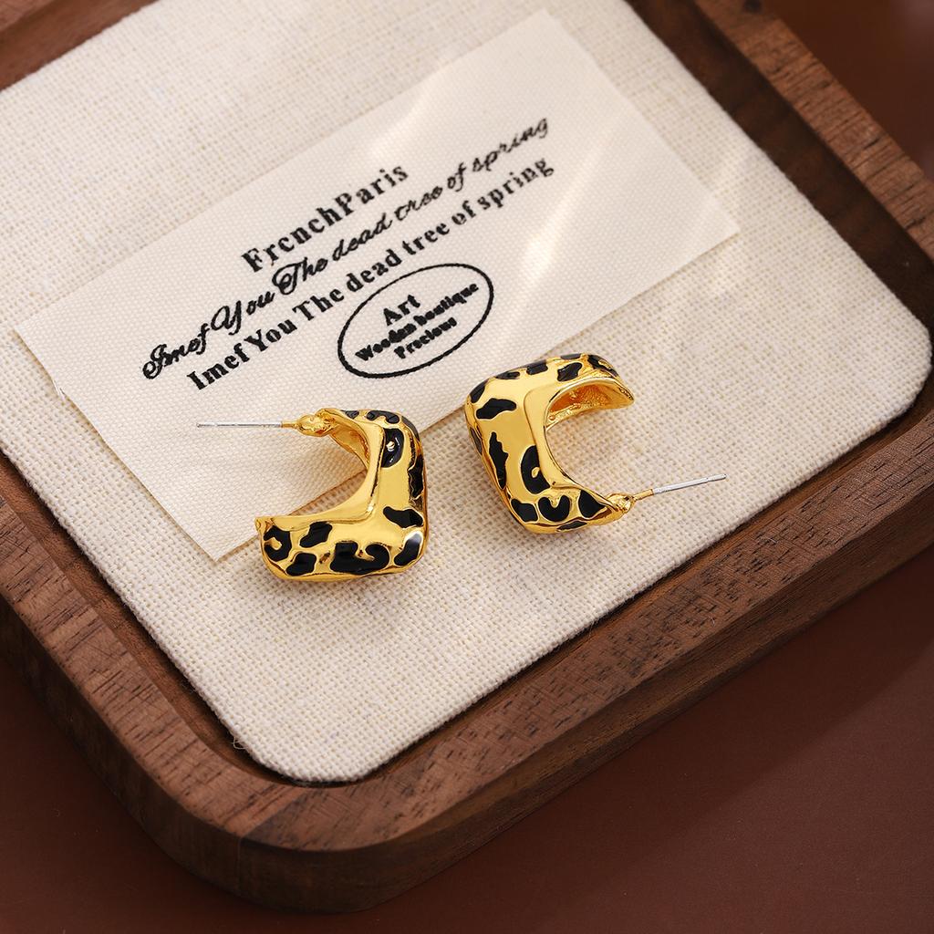 Gold Dripping Leopard Print C-Shaped Stud Earrings, Retro Light Luxury Fashion Niche Personality Earrings