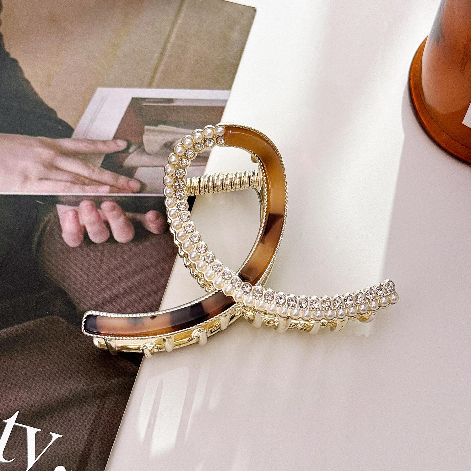 

Collection 2023 Winter Premium Hair Claw Clip With Beautiful Pearls Rhinestones And Tortoise8.6cm