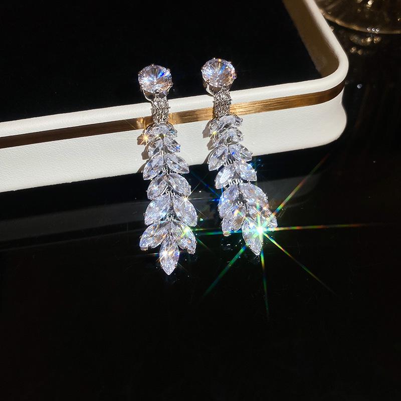 

Элегантный французский набор ювелирных изделий с бабочками из циркония: Ожерелье и серьги