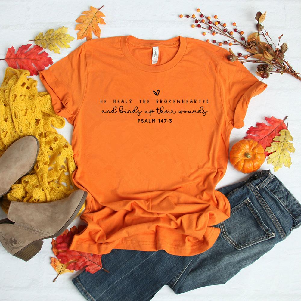 Lui guarisce i cuori spezzati Tshirt Maglietta per il dolore Maglietta cristiana Maglietta di Gesù Maglietta ispiratrice Magliette grafiche unisex Vestiti estetici