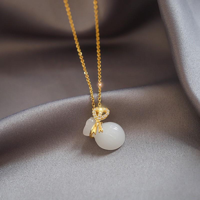 

Copper-Plated Gold Lucky Gourd Pendant Necklace – Wealth-Attracting High-End Accessory