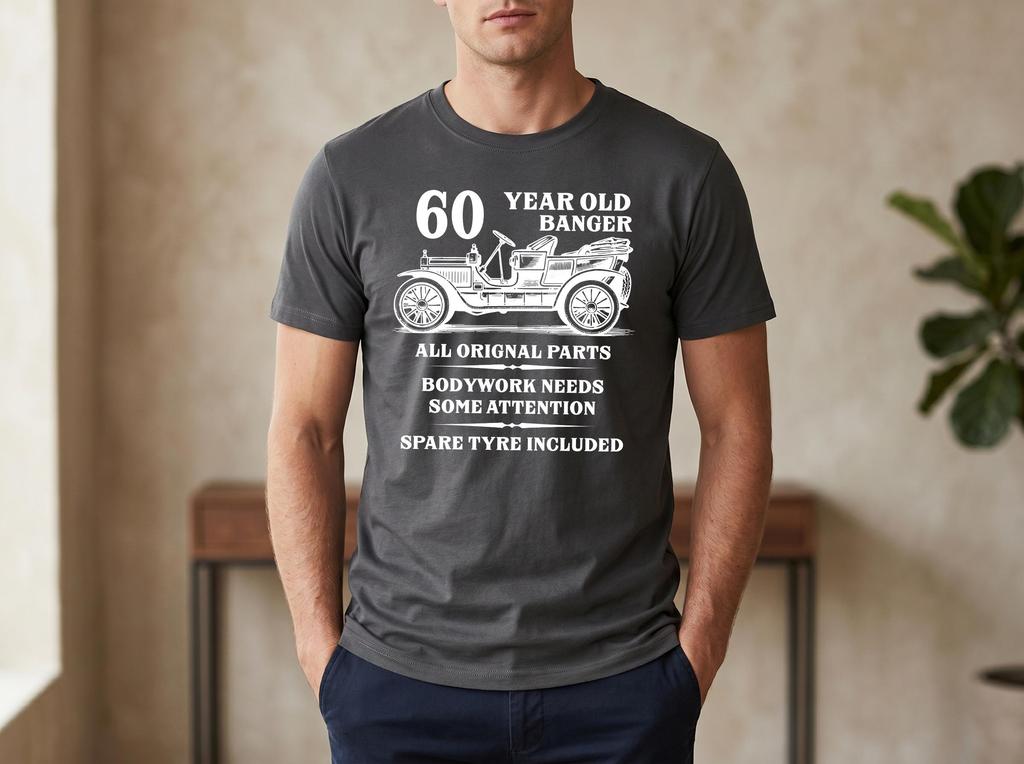 חולצת טי מתנה ליום הולדת ה-60, בן 60, רכב קלאסי בנגר, חולצת רכב רטרו מצחיקה, מתנה לבעל, חולצת יום הולדת יוניסקס