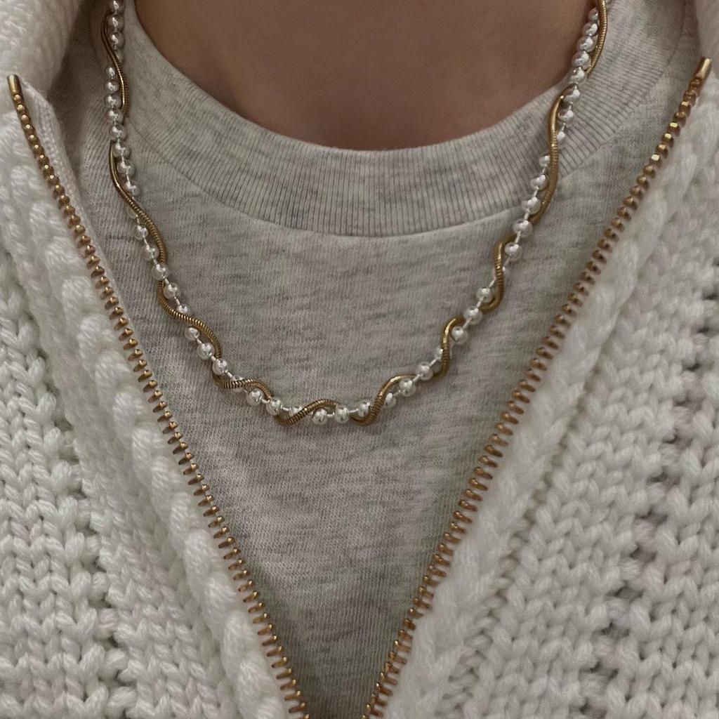 Premium Metal Copper Plated 18K Real Gold Fashionable High Street Color Matching Black Agate Wrapped Snake Bone Chain Personalized Unique Necklace
