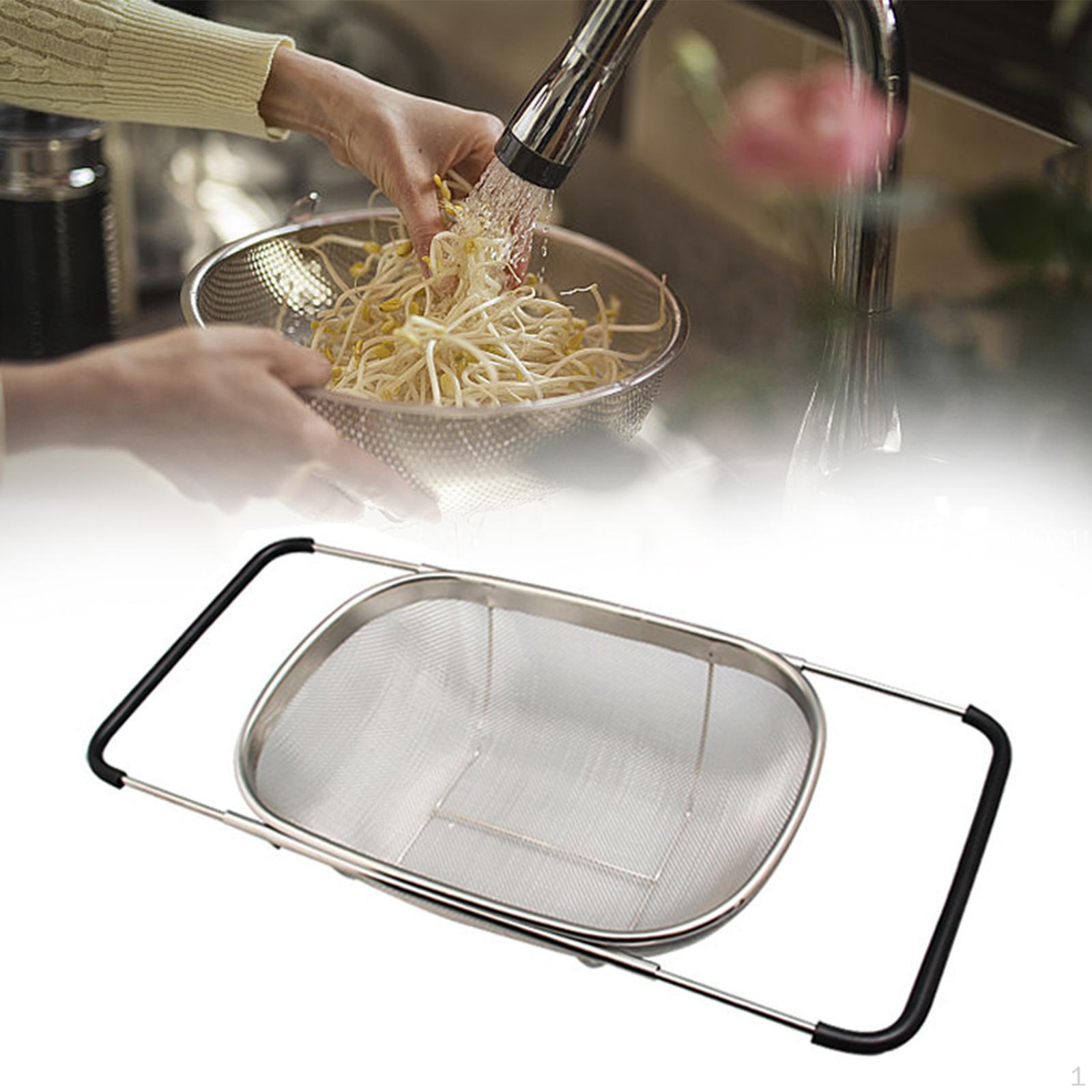 

Дуршлаг над раковиной для мытья и процеживания овощей