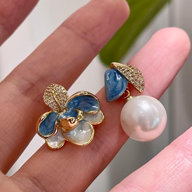 Vintage Blue Glass Bow Earrings - Retro Design Ornament