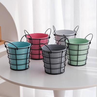 Seau de rangement avec cadre en fer Panier jardinière suspendu Pot de fleurs de balcon Suspension Vase de décoration intérieure avec poignée pour salon cour