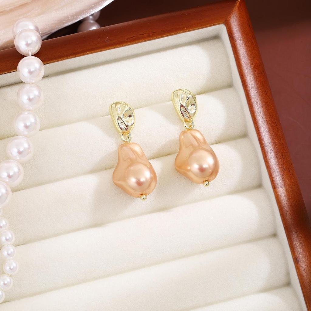 Silver Needle Baroque Pearl Earrings: French Retro Court Style, Light Luxury Fashion, Temperament Dangles.