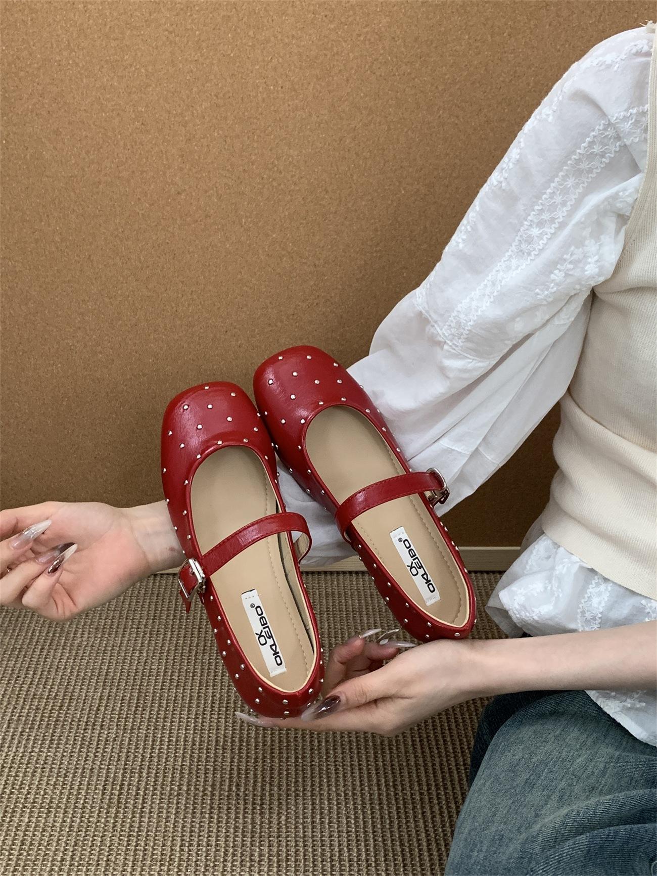 

Весна 2025 года, новые корейские ретро-балетки с заклепками, квадратная обувь на плоской подошве, односложная пряжка, универсальные туфли Мэри Джейн 39 красный