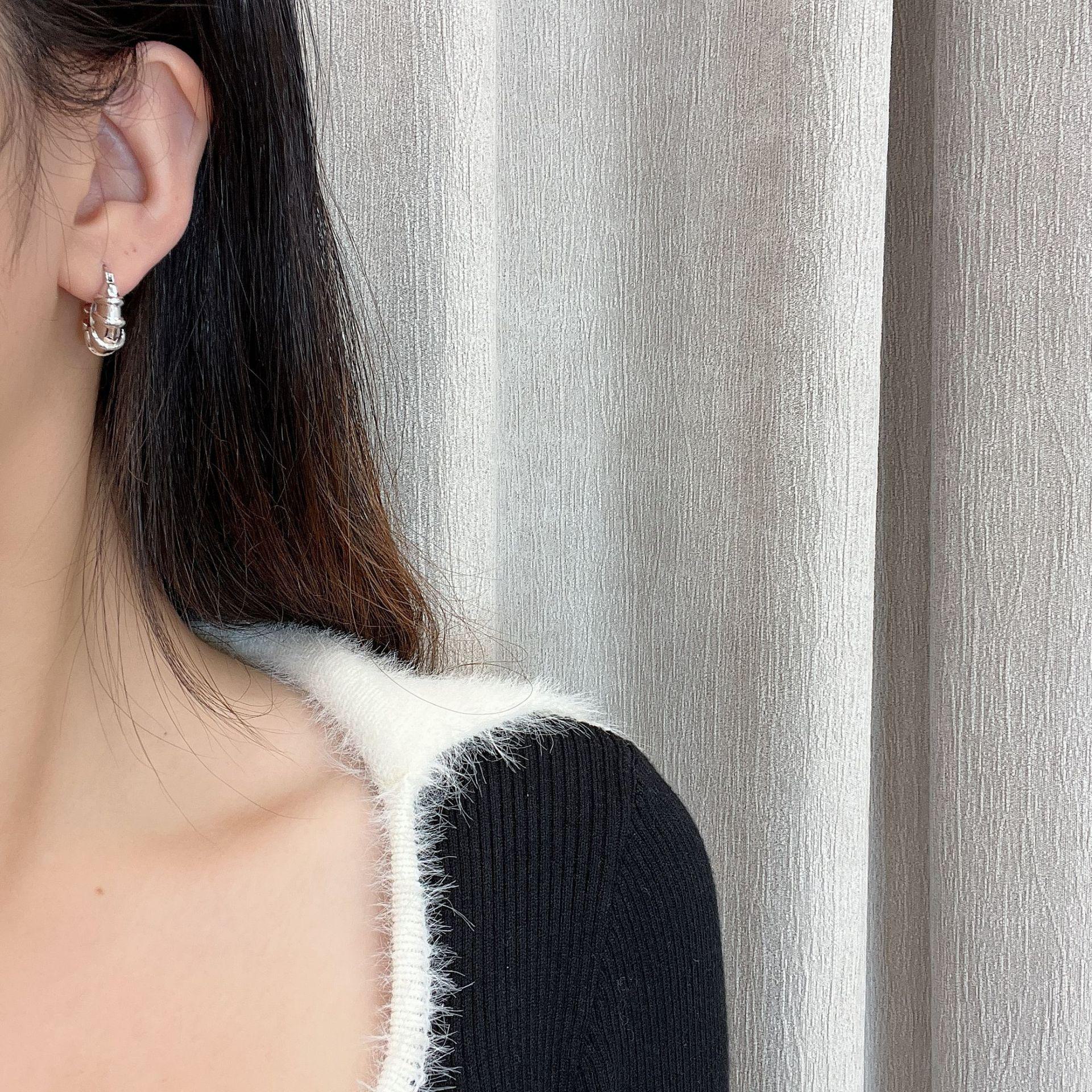 

2024 Трендовые французские серьги высокого класса для женщин - Золотые и серебряные нишевые дизайны front and back buckle shaped horn bag earrings серебряный