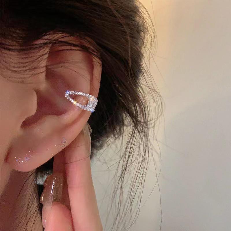 

Инкрустированные бриллиантами серьги-каффы для непроколотых ушей — шикарный дизайн 2023 года для женщин