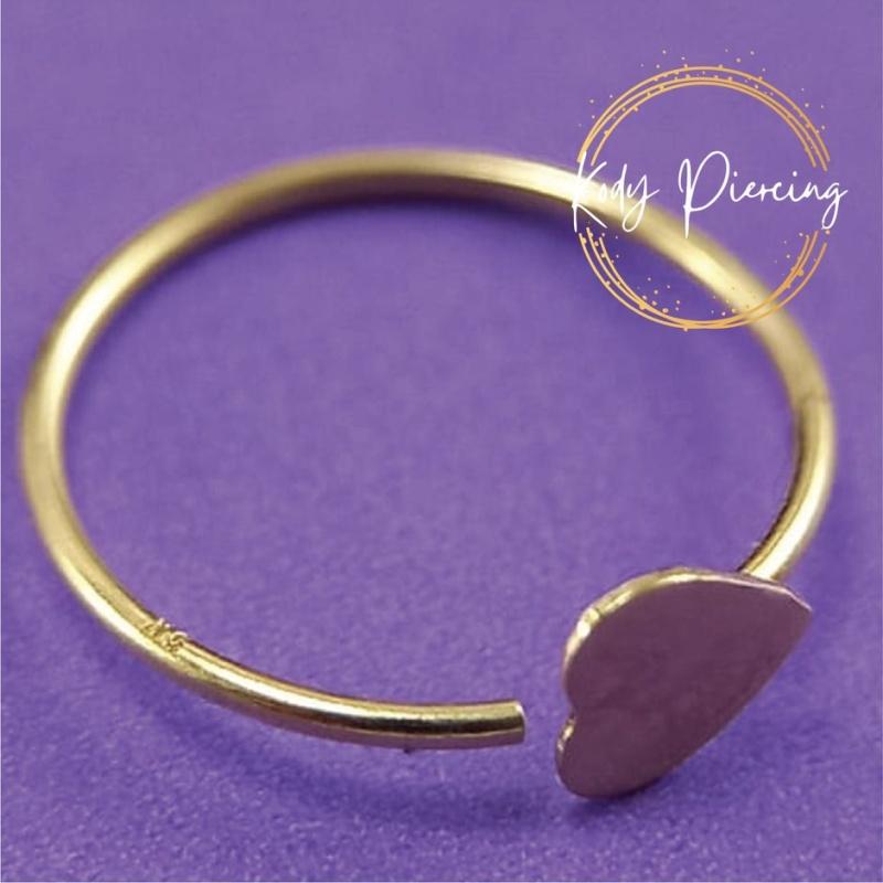 KODY PIERCING Otwarty pierścionek z 9-karatowego złota z płaskim sercem o średnicy 3 mm
