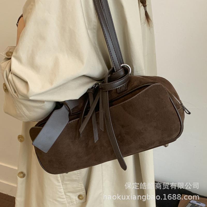 Retro Portable Bowling Bag Women's Autumn and Winter 2025 New Trendy Fashion Suede Underarm Bag Niche Commuter Bag