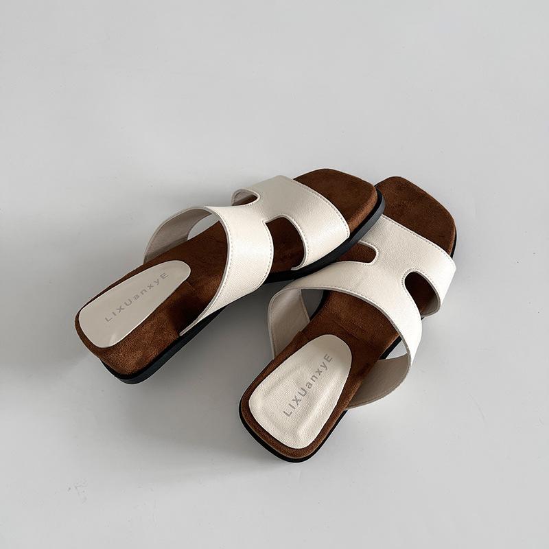 Beige temperament wedge heel wear cool slippers women's 2025 new summer open-toed retro women's super fire beautiful slippers