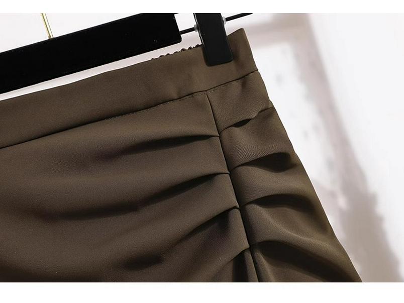 Women’s High-Waisted Black Midi Skirt with Slit – Elegant Draping for Spring and Autumn 2024.