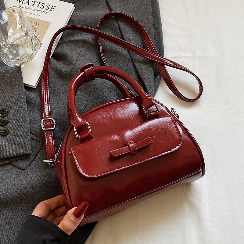 

2025 new Korean version niche versatile sweet wind bowling bag simple ins wind advanced sense messenger bag women