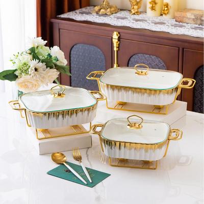 Rechteckiger goldener Keramik-Backauflauf mit Ständer