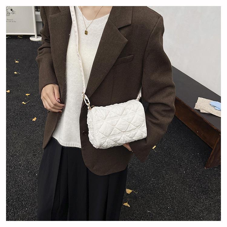 Korean Style Cloud Bubble Crossbody Bag: Niche Pleated Commute Shoulder Bag for Women