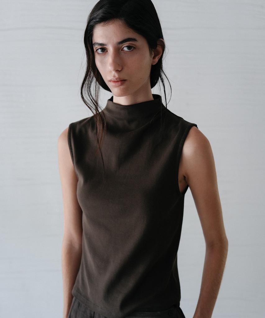 Beullaengkeulumumeon Kinsley Mock Neck Top_Brown