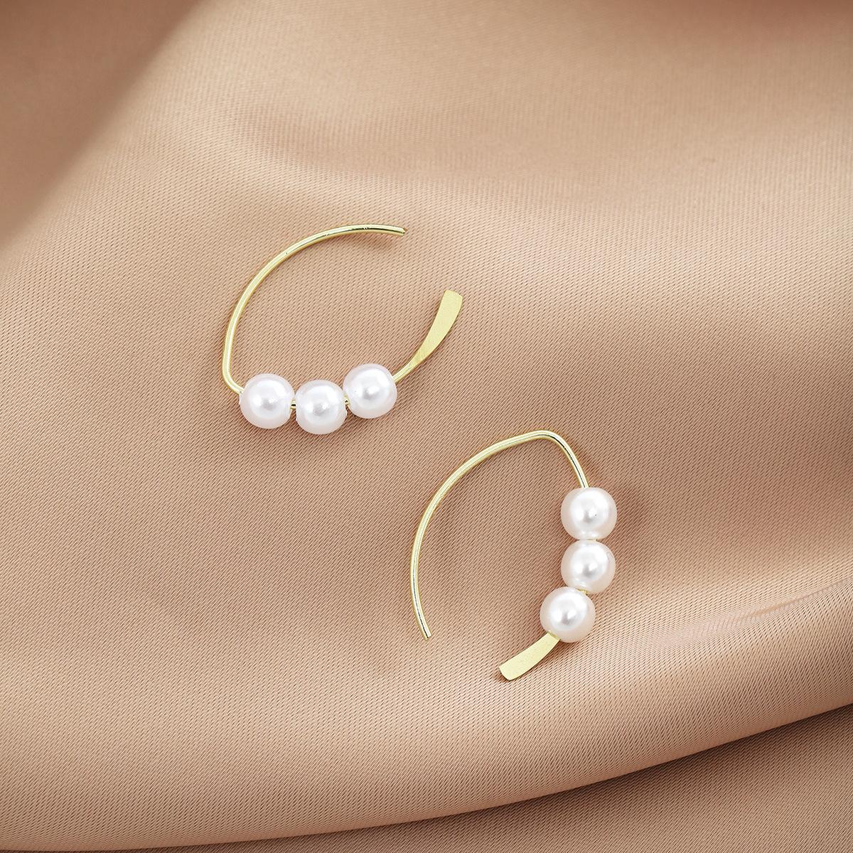 

The Star Has The Same Exquisite And Small Hook Pearl Earrings, Simple Personality And High-End Temperament Pearl Ear Hooks.