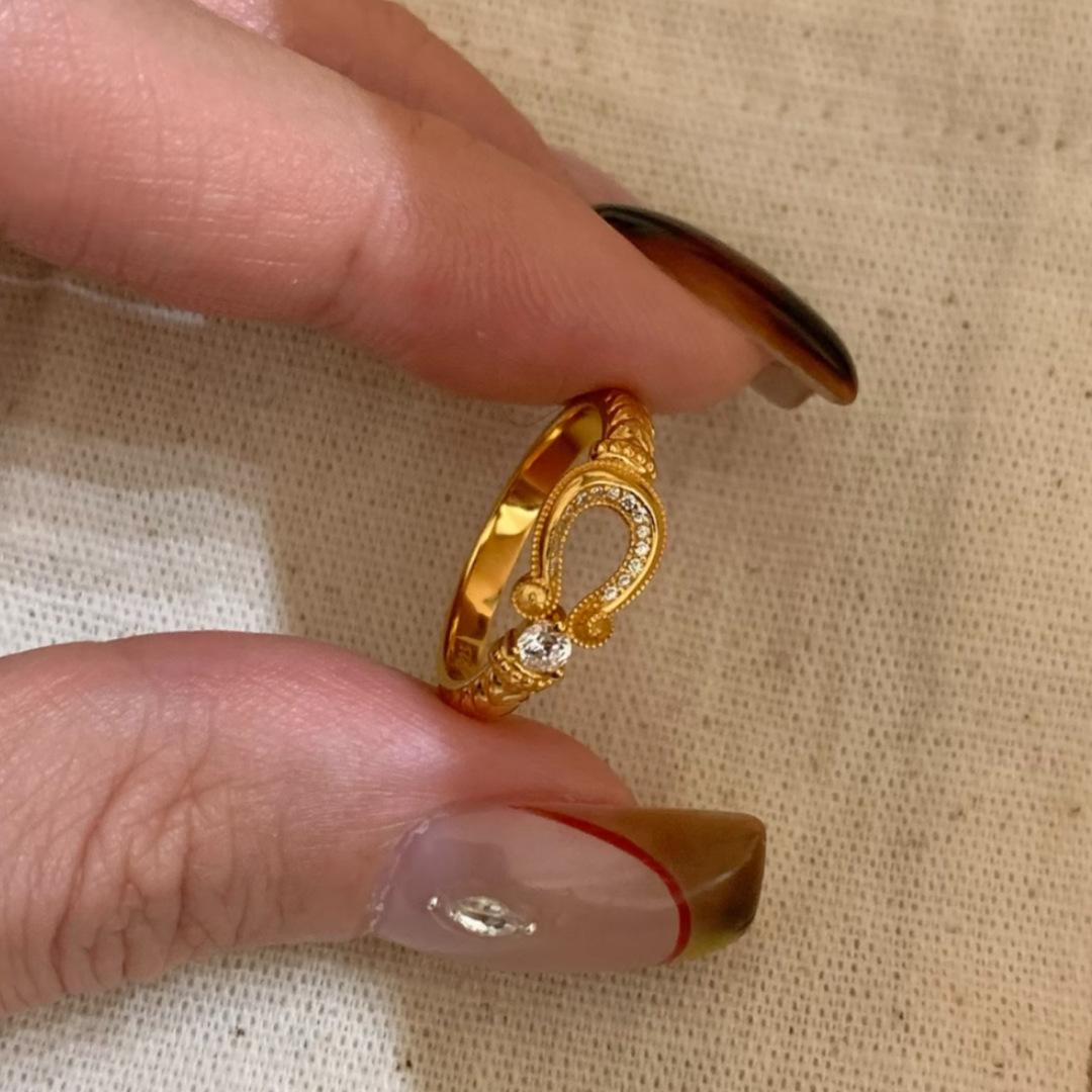

Old Money Wind Horseshoe Buckle Ring Light Luxury 18k Gold Super Flash Inlaid Zircon Niche Premium Temperament Ring 2026 no. 6