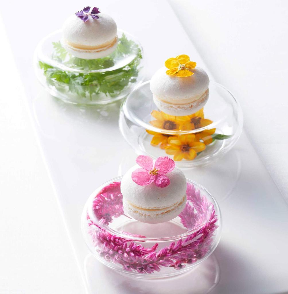 Toyo Sasaki Glass Flower Ornament Amuse Air Plates, Set of 6, Balls, Cups, Glass Dishes, Dishware, Small Plates, TS44041