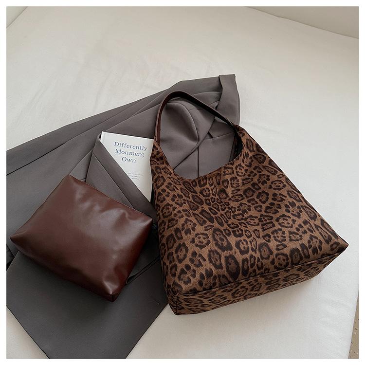 

Корейская версия женской сумки-тоут в иностранном стиле, новинка 2025 года, большая вместимость, повседневная мода, ретро-замша, на одно плечо, сумка для мамы и ребенка