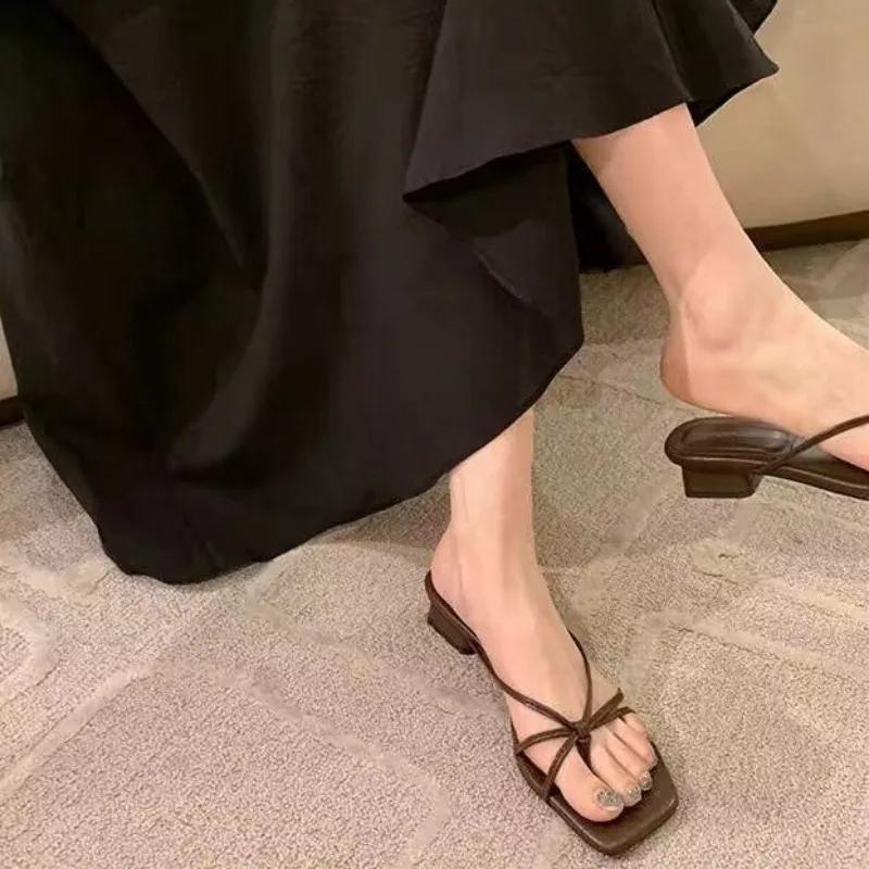 Modische Schuhe Damen 2025 Heißer Verkauf Kneifzehen Damen Hausschuhe Mode Outdoor Bestseller Schmaler Riemen Sommer Elegant Solide Absätze Damen